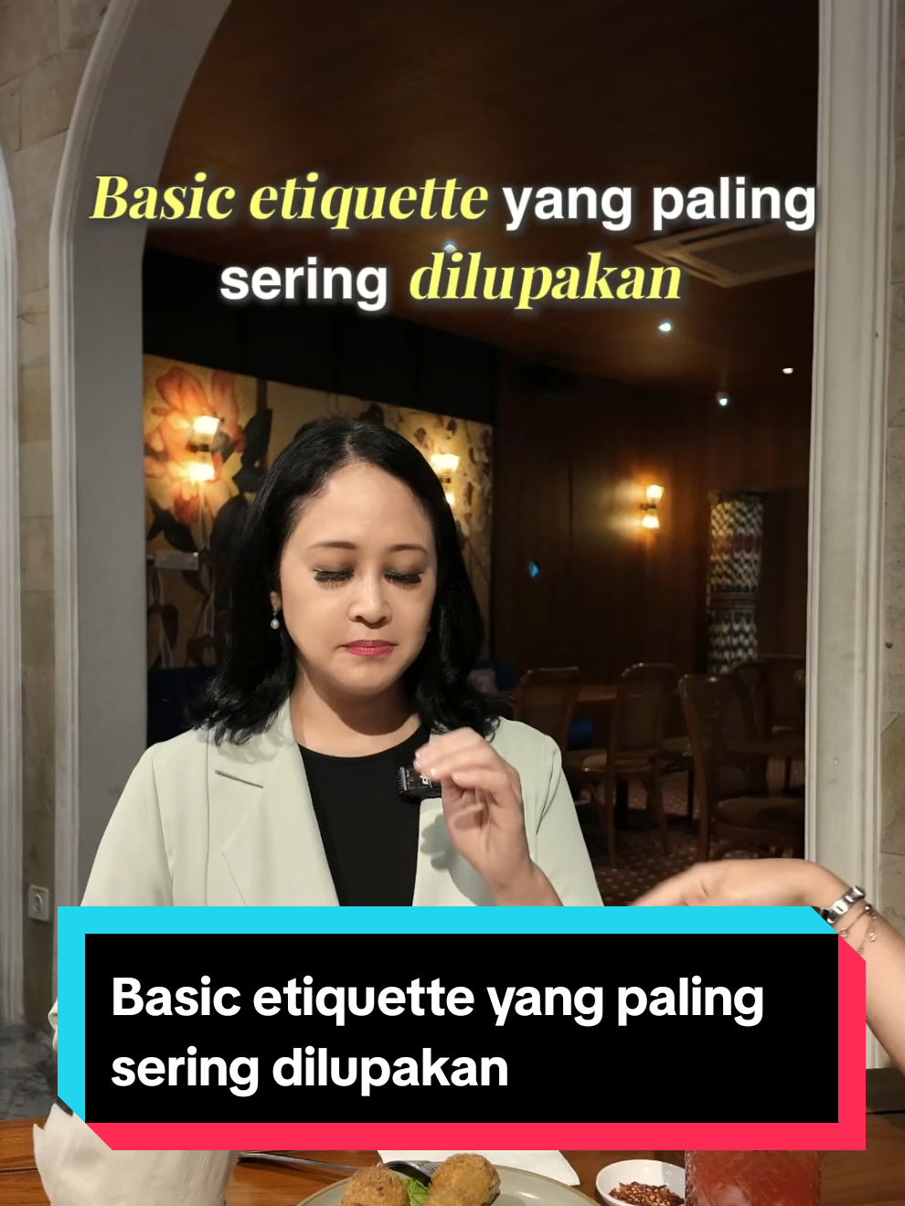 Situasi kecil saat makan, tapi tetap harus paham etiketnya.  Saat mulut masih penuh, sebaiknya selesaikan makanan terlebih dahulu sebelum berbicara agar tetap nyaman dan sopan di meja makan. Ingin belajar etiket lainnya? Follow @imclarissa02 #DailyEtiquette #EtiquetteTips #EtiquetteClass 