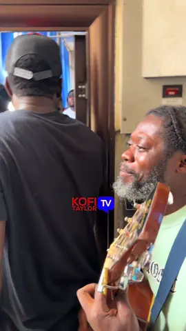 Beautiful moment as Sarkodie gave a freestyle live to a guitarist 🔥🔥🔥 @Sarkodie #sarkodie #rapperholic #trending 