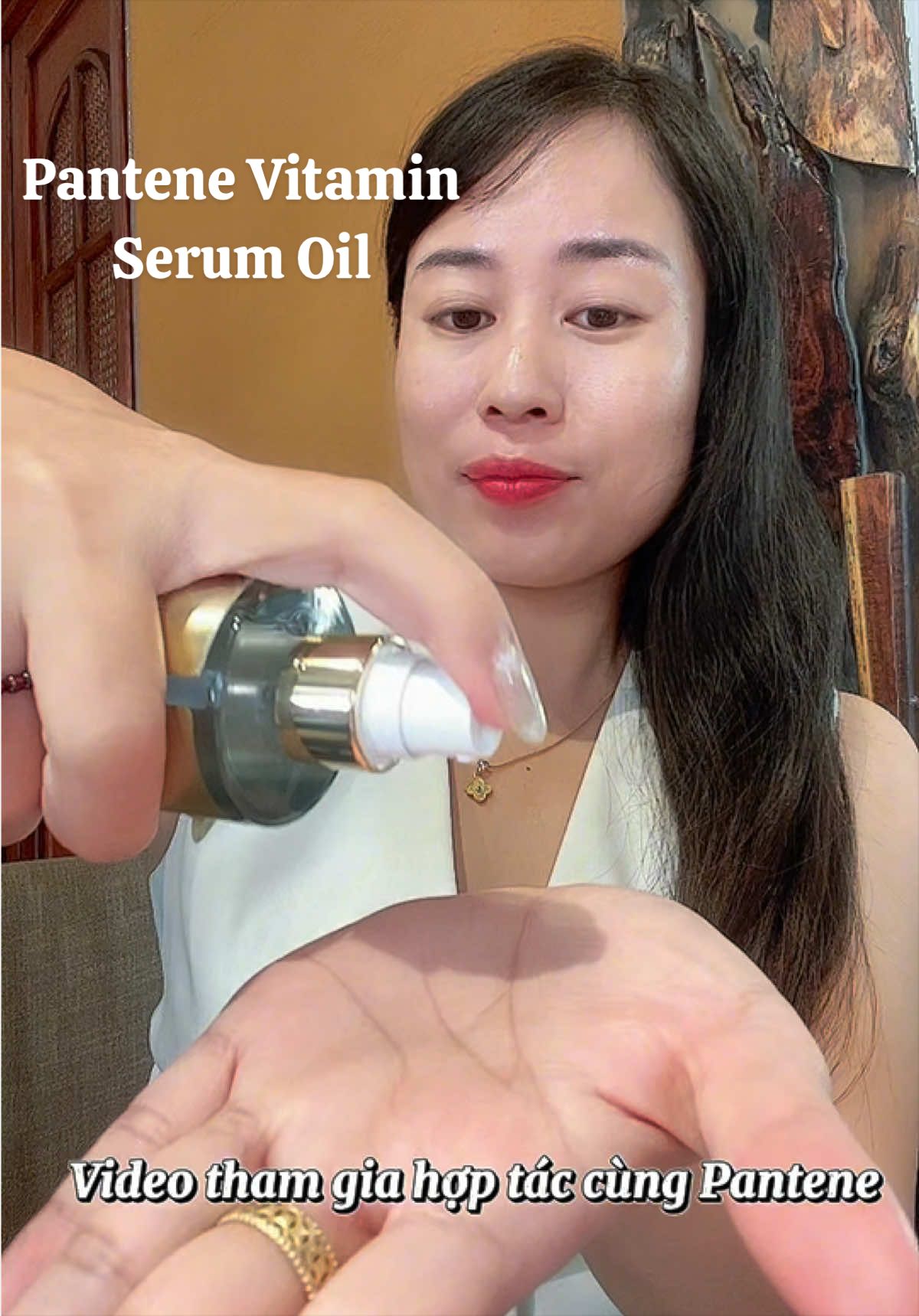 Mái tóc suôn mượt, bồng bềnh không còn là mơ ước từ ngày mình tìm ra em Pantene Vitamin Serum Oil này! Tóc bớt xơ rối rõ rệt mà không hề bị bết dính tí nào. Chị em nhất định phải thử nha! ✨💇‍♀️ #TaitroboiPnG #Pantene #ProVitaminB5 #BongKhoeBongBenh #IL8NCK3A8N