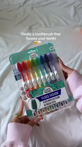the bristles are designed to reach & clean between teeth while still being soft and gentle on gums ✨🦷🪥 #gurunanda #hygieneproducts #flossingtoothbrush #toothbrush #tiktokshopblackfriday 