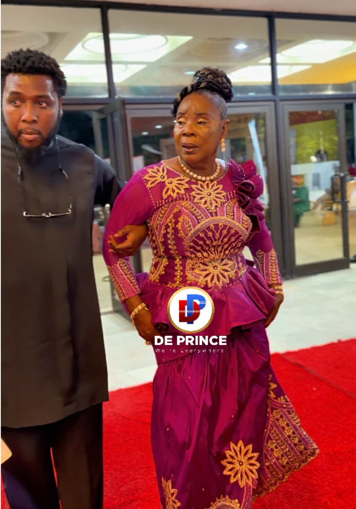 MAAME DOKONO LIVE AT THE GHANA LEGEND AWARDS! 🇬🇭🏆 Veteran Ghanaian actress Maame Dokono is live at the Ghana Legend Awards, celebrating her presence at an event honoring Ghanaian legends and their outstanding contributions to the entertainment industry. 👏🎬