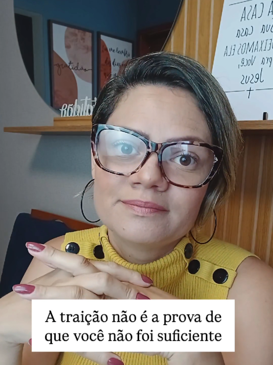 Você pode passar anos tentando descobrir o que fez de errado, mudar o corpo, se dedicar mais, tentar agradar mais e se cobrar por não ter sido suficiente. Mas escuta isso: você pode ter falhas no casamento sem ser responsável pela escolha do outro de te trair. Problemas conjugais precisam ser enfrentados com maturidade, diálogo e responsabilidade. A traição, porém, é uma decisão de quem traiu. E muitas vezes tudo começa antes do ato, quando pequenos limites são ultrapassados, segredos são alimentados e a deslealdade começa a ser tratada como algo sem importância. A Bíblia nos ensina a guardar o coração. Porque fidelidade não se protege apenas no dia da tentação, mas também nas escolhas que fazemos quando ninguém está olhando. Não transforme a infidelidade de alguém em uma sentença contra o seu valor. Você não precisa se tornar perfeita para merecer honestidade. Me conta: você também acredita que a pessoa traída acaba se culpando por escolhas que não foram dela?