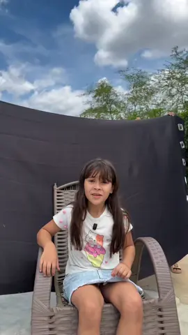 Meninas fazem sátira do vídeo do Nikolas.