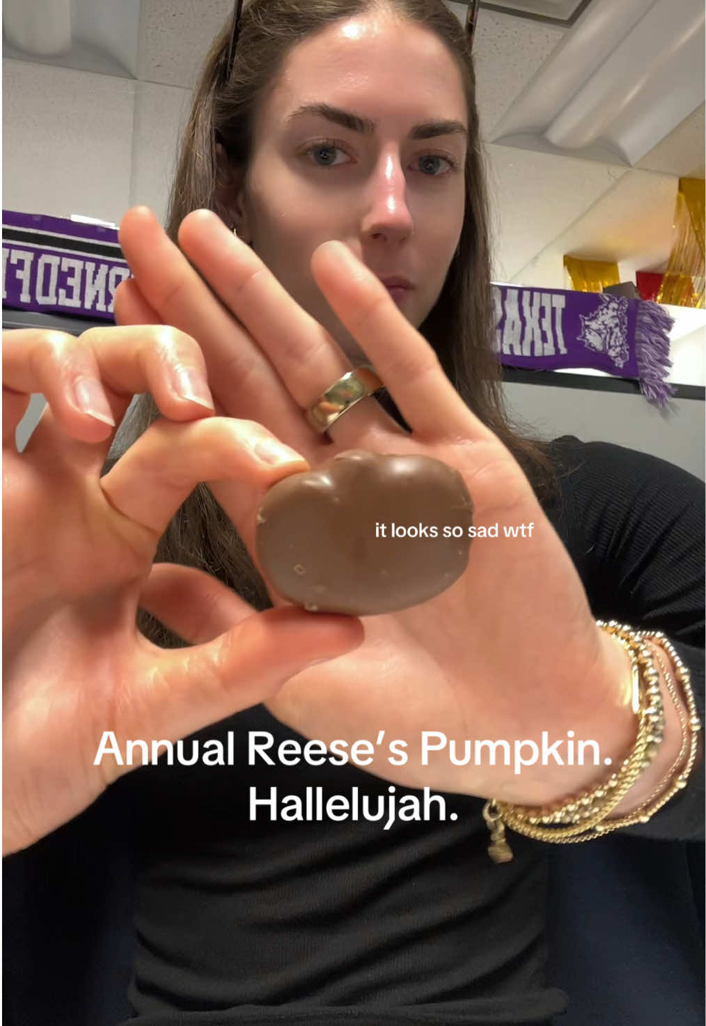 The pumpkins taste 10x better idk #reesespeanutbuttercups #reesespumpkins #halloweencandy #fallcandy #ilovereesespumpkins 