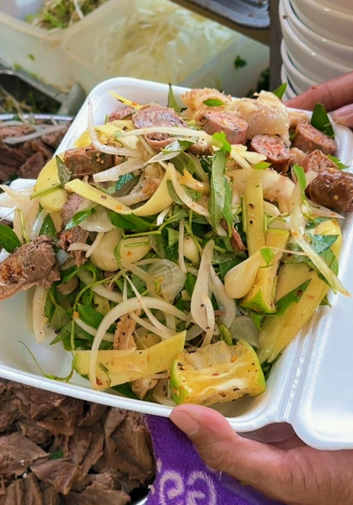 🥗 Gỏi lòng bò thập cẩm bóp củ kiệu đang rần rần tại Cháo Bò 99, hội mê món lai rai đã nghe tín hiệu gọi kèo chưa nè? Lòng bò thập cẩm dai giòn sần sật, kết hợp cùng củ kiệu chua giòn bắt vị, tạo nên món gỏi ăn vui miệng, càng nhâm nhi càng cuốn. Một chút chua giòn, một chút đậm đà, thêm không gian rộng rãi, thoáng mát để cả hội ngồi quây quần trò chuyện, đúng chuẩn cuộc hẹn bình dị mà vui hết nấc. 💛 Hội bạn thân chuyên săn món ngon, team đồng nghiệp thích tụ tập hay nhóm gia đình muốn đổi gió đâu rồi? Kéo team gì hay hay của bạn đến trải nghiệm, rồi mọi người kéo tụ về quán Cháo Bò 99 này tâm sự đi nha! 😋 Nếu đi đông bằng xe du lịch, mọi người có thể đặt trước để tiện sắp xếp ghé quán. Lâu lâu gặp nhau làm một kèo ngon miệng, kể nhau nghe vài chuyện vui, vậy là đủ để ngày thêm đáng yêu rồi đó! #Chaobo99 #LearnOnTikTok #xuhuongtiktok #ancungtiktok #riviewanngon 