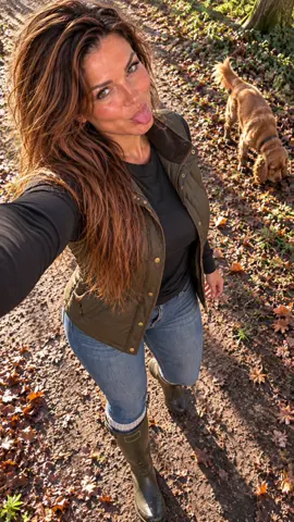 You’re trying to take a cute autumn selfie but your walking buddy has other plans 😂🐶🍂 Fresh air, muddy boots and a little bit of mischief. 🤎 The dog’s busy sniffing absolutely EVERYTHING while I’m just here causing trouble as usual. 😂👅 Tell me yours doesn’t stop every 2 seconds on a walk! 🤣👇 #Freya #DogWalk #CockerSpaniel #AutumnVibes #GirlNextDoor 