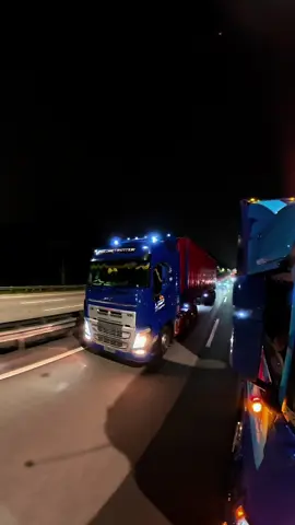 Scania ditinggal oleh Volvo 😬😬 Tembak keluar oleh @ℭ𝔥𝔞𝔪𝔲𝔞𝔔🎗️ @Zal Pilot #fypシ #xzbcya #fyppppppppppppppppppppppp #abangcrossborder🇹🇭🇲🇾🇸🇬 #smartexpresslogistic 