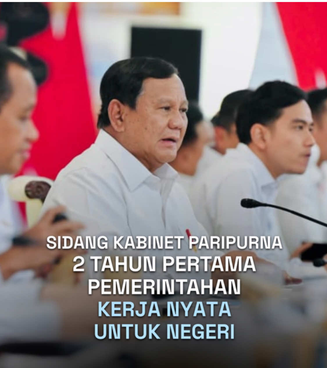 Sedikit kilasan Sidang Kabinet Paripurna 2 Tahun Pertama Pemerintahan: Kerja Nyata untuk Negeri. Dalam sidang ini, Bapak Presiden bersama seluruh jajaran Kabinet Merah Putih membahas sejumlah topik, mulai dari penanganan bencana, pertumbuhan ekonomi dan penguatan ekonomi kerakyatan, swasembada pangan, program Makan Bergizi Gratis, pembangunan infrastruktur, hingga peningkatan layanan kesehatan. Kepala Negara juga menegaskan komitmennya untuk terus mendengar, mengevaluasi, dan membenahi berbagai kekurangan demi kepentingan rakyat. Di bawah kepemimpinan Presiden Prabowo Subianto, Sidang Kabinet Paripurna disiarkan secara langsung agar masyarakat dapat menyimak jalannya pembahasan, laporan pemerintah, serta arahan Bapak Presiden secara terbuka. Ini menjadi wujud transparansi dan pertanggungjawaban pemerintah kepada publik. 2 tahun pertama menjadi pijakan untuk terus memperkuat kerja nyata menuju Indonesia yang mandiri, tangguh, dan sejahtera.