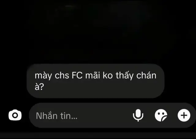 Để chơi tốt FC Mobile (EA Sports FC Mobile), bạn cần kết hợp giữa việc tối ưu đội hình, thành thạo kỹ năng điều khiển trên sân và quản lý tài nguyên tài chính hiệu quả. 1. Tối ưu Đội hình & Chiến thuật  * Chọn sơ đồ cân bằng: Ưu tiên các sơ đồ dễ đá, công thủ toàn diện như 4-3-3 Holding (có CDM càn quét), 4-1-2-1-2 Narrow (kiểm soát trung lộ) hoặc 4-2-3-1.  * Tiêu chí chọn cầu thủ: Ưu tiên cầu thủ có chân không thuận (Weak Foot) từ 4/5★ đến 5/5★, Thể lực (Stamina) tốt và có các Chỉ số ẩn (Traits) quan trọng như Finesse Shot (Cứa lòng), Outside Foot Shot hoặc Power Header.  * Nâng cấp đúng trọng tâm: Tập trung nâng bậc (Rank Up) và luyện Skill Boost cho dàn trục dọc trước (ST, CAM/CM, CDM, CB) thay vì chia đều tài nguyên. 2. Thành thạo Kỹ năng Gameplay  * Dứt điểm đa dạng:    * Finesse Shot (Cứa lòng): Kéo nút Shoot xuống dưới khi đi bóng từ cánh vào mép vòng cấm.    * Power Shot: Kéo nút Shoot sang phải khi có khoảng trống lớn trước mặt.  * Kỹ thuật bỏ bóng (Skill Moves): Gán và luyện thuần thục 3 kỹ năng hiệu quả nhất: Lane Change (Qua người hẹp), Open Up Fake Shot (Sút giả mở góc) và Heel to Heel (Đẩy bóng bứt tốc).  * Phòng ngự thủ công: Hạn chế giữ chặt nút Press/Tackle tự động vì rất dễ bị trôi người. Dùng cần Analog di chuyển cầu thủ giữ khoảng cách, bắt bài đường chuyền và điều khiển CB lùi về bọc lót. 3. Quản lý Tài nguyên & Thị trường Chuyển nhượng  * Cày sự kiện đều đặn: Làm trọn vẹn Daily Quests, Star Pass và các Event đang diễn ra để tích lũy Coins, Gems cùng thẻ Rank Up (như Mascherano/Dudek).  * Giao dịch thông minh: Mua cầu thủ ở giai đoạn giữa sự kiện (khi nguồn cung nhiều, giá chạm đáy) và bán ra khi thị trường bắt đầu khan hiếm.  * Hạn chế Gacha: Tránh dùng Coins mở các gói quà may rủi trong Store. Hãy dùng Coins để mua trực tiếp cầu thủ đã qua nâng cấp trên Thị trường #football #fcmobile #garena #easports #fc27 