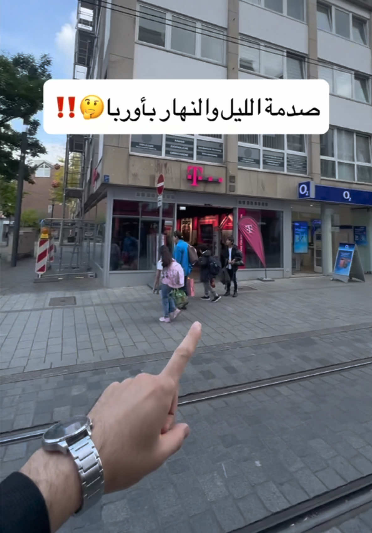 أول صدمة راح تواجهك بألمانيا هي هدوء الليل المرعب تحس روحك بمدينة أشباح مقارنة بشوارعنا العربية اللي ما تنام.  من تصير الساعة ثمانية يعزل كل شي وتختفي الحركة بسبب قانون الهدوء المقدس (Ruhezeit) اللي يمنعك حتى تشغل غسالتك.  بالبداية راح تحس بغربة ووحشة لأن العالم تنام من وقت لدواماتها، بس بعدين راح تفتهم شكد هالنظام يقدس راحة الإنسان.  #المانيا #العراق #germany #اوربا #الحياة_في_المانيا⁩  