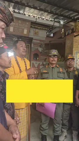 Sejumlah Satuan Polisi Pamong Praja (Satpol PP) Kabupaten Bangli melakukan pengosongan dan pembongkaran terhadap tembok, pelinggih, dan kanopi di Desa Adat Tegalalang, Kelurahan Kawan, Kecamatan Bangli, Jumat (23/10). Langkah ini menindaklanjuti Surat Keputusan (SK) Bupati Bangli Sang Nyoman Sedana Arta atas sengketa terkait penutupan jalan usaha tani. Kepala Satpol PP Kabupaten Bangli, I Wayan Sugiarta, ditemui di sela-sela aktivitas pembongkaran, menerangkan bahwa tindakan penerbitan telah melalui serangkaian proses administratif yang panjang. Ia mengatakan bahwa dalam aturan ketertiban umum tidak memerlukan putusan pengadilan, melainkan kewenangan penuh kepala daerah.  Satpol PP Kabupaten Bangli kemudian menempuh cara-cara persuasif dan humanis dengan beberapa kali memfasilitasi diskusi kedua belah pihak. “Kami sebatas pelaksana Peraturan Daerah (Perda) Kabupaten Bangli Nomor 10 Tahun 2018 tentang Ketertiban Umum dan ditemukan pelanggaran Pasal 10 dan 35,” tambah Sugiarta. (Part 7)
