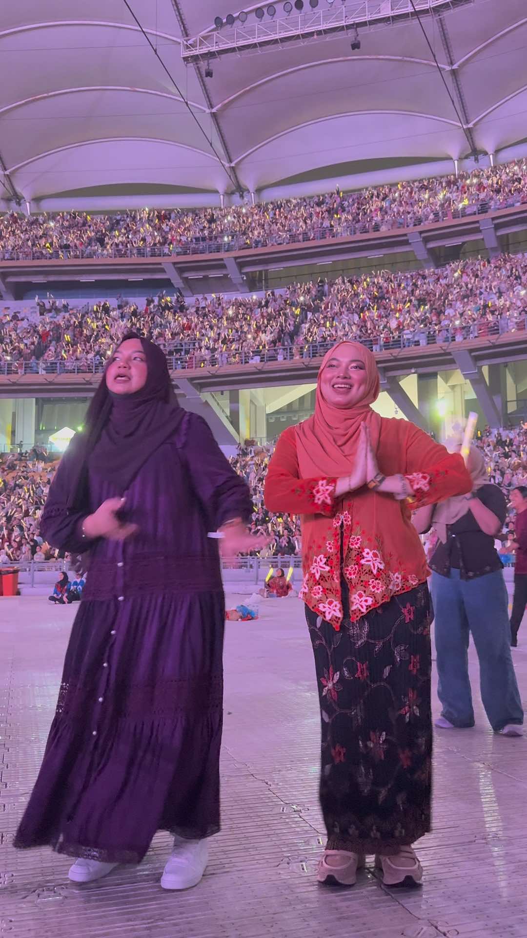 @Siti Nurhaliza we lurvee youuu 😘 Mama i semangat betul menari ye 🤣 nak menari ke bersilat tu maa ? @Scha Maya 🤭🤪 #gemabumantara 