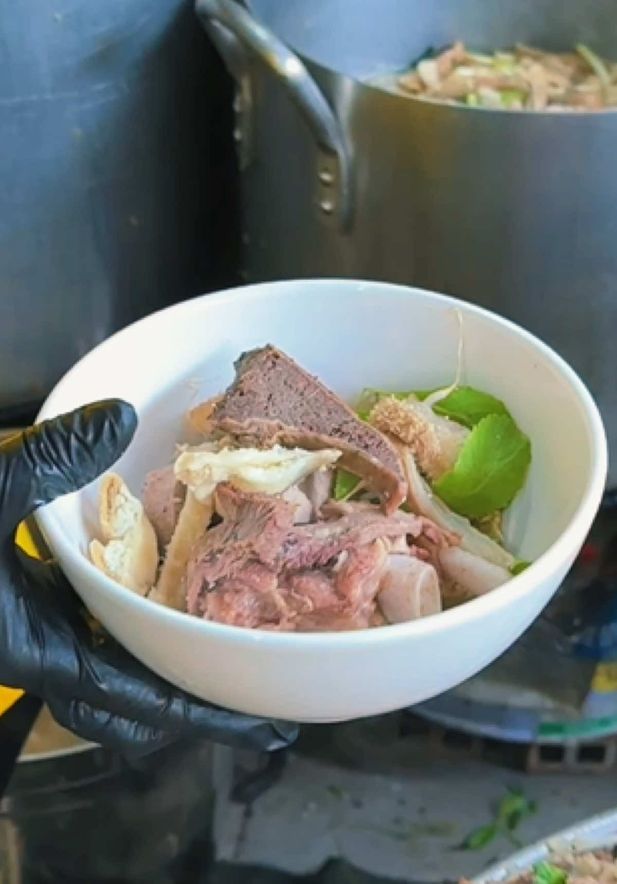 🥣 Một chiếc tô nóng hổi, topping đầy đặn, thêm hội bạn ngồi bên cạnh là đủ tạo nên một cuộc hẹn có gu rồi nha! Cháo sườn bò mix nạm gân lòng bò thập cẩm đang rần rần tại Cháo Bò 99 với sườn bò mềm thơm, nạm bò đậm vị, gân dai giòn sần sật cùng lòng bò đủ kiểu, hòa quyện trong tô cháo nóng mang hương vị miền Trung mộc mạc mà cuốn vị. Quán có không gian rộng rãi, thoáng mát, rất hợp để mọi người vừa ăn ngon vừa trò chuyện thoải mái, lâu lâu tụ họp một bữa cho tình bạn thêm gắn kết. 💛 Hội bạn thân mê khám phá món ngon, team đồng nghiệp muốn đổi gió hay gia đình đang tìm một chỗ ngồi quây quần, rủ nhau lên kèo thôi nào! Kéo team gì hay hay của bạn đến trải nghiệm, rồi mọi người kéo tụ về quán Cháo Bò 99 này tâm sự đi nha. 😋 Nếu đi đông bằng xe du lịch, mọi người có thể đặt trước để tiện sắp xếp ghé quán. Đến ăn ngon, ngồi vui, kể chuyện thoải mái — vậy là có ngay một chiếc hẹn đáng nhớ rồi nè! #Chaobo99 #LearnOnTikTok #xuhuongtiktok #ancungtiktok #riviewanngon 