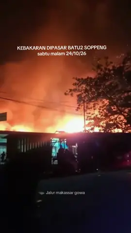Kebakaran terjadi di Pasar Batu-Batu, Kecamatan Marioriawa Kabupaten soppeng sabtu malam 24/10/26 Penyebab kebakaran masih dalam penyelidikan  #jalurmakassar 