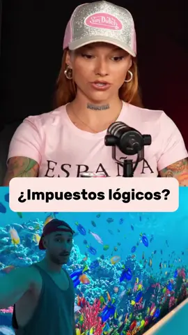 La asfixia fiscal a la que somete el Estado español al ciudadano ya no se sostiene ni con malabares estadísticos ni con los dogmas de los corifeos del régimen. Fuera de los despachos oficiales y de la burbuja de los ministerios, hay un rechazo generalizado y transversal a unos impuestos salvajes que exprimen al que madruga mientras la administración despilfarra el dinero público en chiringuitos ideológicos y estructuras mastodónticas inútiles. La inmensa mayoría de la gente con dos dedos de frente percibe la fiscalidad española por lo que es: un atraco legalizado que castiga el esfuerzo, tritura el ahorro y penaliza la iniciativa privada. No hay ninguna lógica económica en que se confisque casi la mitad de lo que produce un trabajador entre IRPF, cotizaciones sociales, IVA y tasas ocultas, sobre todo cuando ves que a cambio obtienes unos servicios públicos cada vez más degradados, listas de espera interminables en la sanidad y una educación que baja el nivel a marchas forzadas. El problema es que para esta clase política los impuestos no son un mecanismo para financiar infraestructuras básicas, sino una barra libre para comprar votos, engordar la maquinaria burocrática y mantener un clientelismo subvencionado que les garantice el sillón. Sostienen el chiringuito a base de exprimir al contribuyente cautivo —el único que no puede escapar porque le retienen todo en nómina o le vigilan cada céntimo si es autónomo—, mientras la economía real se ahoga bajo el peso de tanto parásito institucional. Cuando la gente común percibe con total claridad que el sistema fiscal es un esquema confiscatorio diseñado para saquear el fruto de su trabajo, la legitimidad de las instituciones se desmorona por completo. Nadie ve lógico dejarse la piel cada mañana para que el Estado te quite la mitad del sufragio vital y encima te dé lecciones de cómo tienes que gastar lo que te dejan respirar.