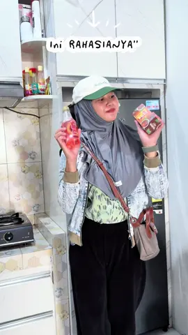 Minuman ini enaknya diminum pas panas panasnya. Untungnya tadi sebelum nganter anak ke sekolahan mampir dulu ke indomaret.  Mari buat kita buat Hongkong Soda Tea pakai Teh Poci Asli dan Tebs Sparking Lychee✨ Cara bikinya gampang, sensasi sparking-nyq bikin penasaran ditambah es batu dan potongan lemom bikin segar dan mantap 🍋🧊 Empat jam nunggu dikulkas sambil bermain sama anak meski nunggunya lama terbayar sudah SEGAARNYA🥰✨ Yuk di recookj juga. Bahan bahanya sangat simpel bisa dibeli di indomaret terdekat💃🏼 @Tehcappoci.id  #TehCapPociSodaTeaChallenge #RasaYangMenyatukan 