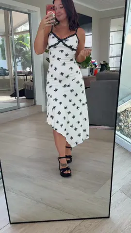 my favorite shape of dress! So flattering without being skin tight #dress #floraldress #cutedress 