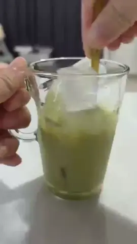 ^ngeteh bersama SariWangi^ >minuman ini hanya dibuat dari bahan-bahan sederhana jadinya mudah untuk dibuat sendiri di rumah. >untuk coba resep ini di rumah dan “tunjukkan #WaktunyaNgeteh Versimu.” @sariwangi.indo di TikTok #WaktunyaNgeteh