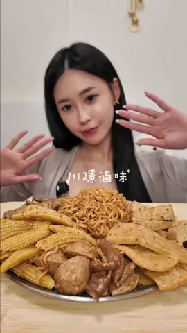 川隱麻辣滷味 你們吃滷味喜歡芝麻醬還是麻辣醬  好吃的秘密就在這碗醬✨ 芝麻醬拌🥜濃郁香醇 麻辣醬拌🌶️香麻帶勁 綜合雙醬拌 芝麻香＋麻辣香一次滿足🤤 #asmr #吃播 #開箱 #粉絲投稿 