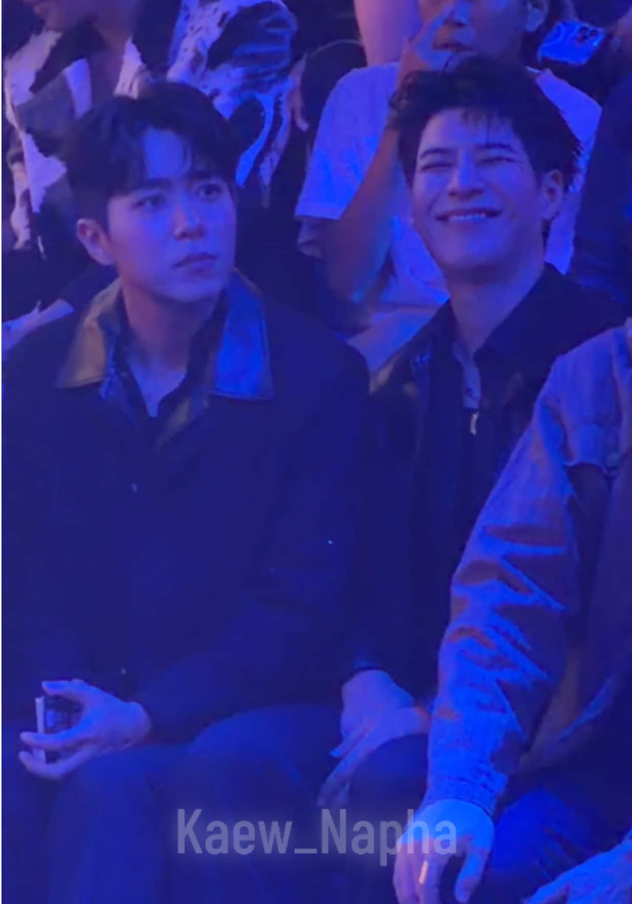 ก่อนโชว์จะเริ่ม . . แก้วนภาสามารถนั่งดูผู้บ่าวฟร้อนโรลดุ๊กดิ๊กๆ ไปได้เรื่อยๆ เลย ☺️ หล่อแทร่~🫠 #คัลแลน #น้องแดน #cullenhateberry #dann__iy #ellefashionweek2026