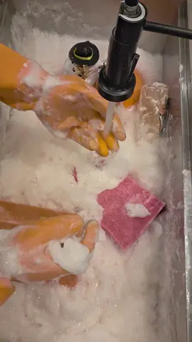 kinda lonely unedited rinse the orange sponge is li ked in the video #spongetok #spongesqueezing #spongesqueeze #suds #CleanTok 
