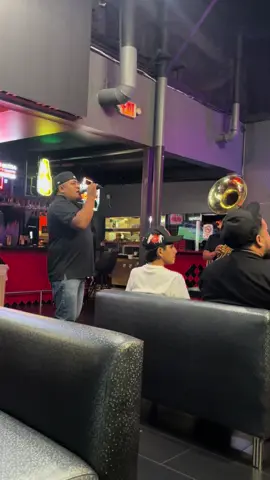 🔥 ¡LOS DOMINGOS SE VIVEN EN URUAPAN! 🔥 Que suene la banda y se arme el bailongo 🎺🥁💃 Ven con tu familia y tus amigos a disfrutar de buena música y un ambientazo. ¡Aquí se canta, se baila y se pasa a toda madre! 🤠🍻 ¡Te esperamos cada domingo, no dejes que te lo cuenten! 🎶#MusicaDeBanda #PuroAmbiente #fypシ゚viral 