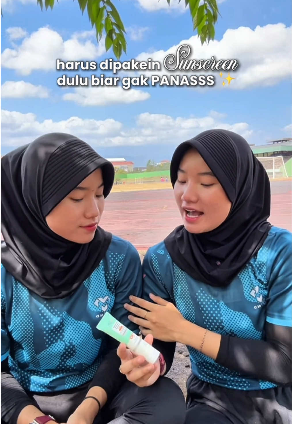 Untung ada sunscreen dari @Ella Skincare Store 😍 jadi ga takut deh lari siang siang gini🤩 #thengapaktwins #ellabeautystore #ellaskincare 