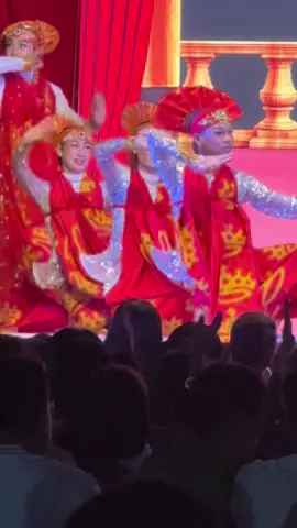 ပရိတ်သတ်ကြီးကသူတို့အဖွဲ့ကို အမည်ပေးထားတဲ့ယိမ်းက အဆင်ယိမ်းတဲ့🥹😁 #ချမ်းညီညီ  #channyinyi  #ချမ်းသဘင်  #billionဇာတ်ကန်ထရိုက်လုပ်ငန်း  #တောင်ဥက္ကာလာပဘုရား 