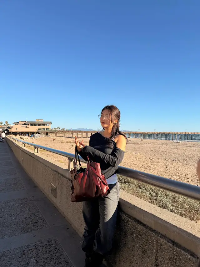 I don’t even wear glasses but I had that in my bag… #beachvibes #california #losangeles #beach #OOTD 