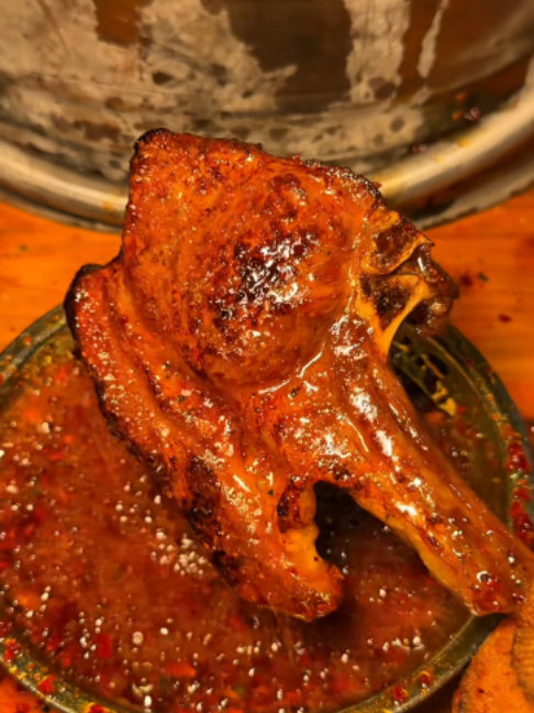 These sizzling, oily roasted lamb chops smell absolutely amazing!这滋滋冒油的烤羊排太香了！#ChineseFood #delicious