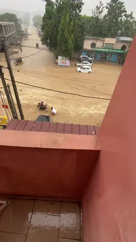 Svp zone légèrement dangereuse ☢️  actuellement attendez que la pluie s’arrête avant de passez svp.  📍 zone Bingerville nouvelle gare pharmacie akre Albert.