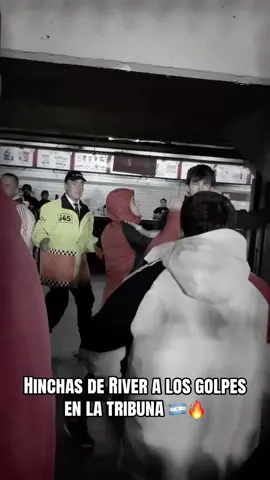 Hinchas de River a los golpes en la tribuna 🇦🇷🔥