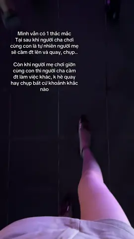Tôi nghĩ và cũng thấy được xung quanh rất nhiều gia đình như vậy.. đâu thử các ông chồng mở album ảnh mình xem, được bao nhiu tắm ảnh vợ con mình trong đó.  Nói các ông tệ thì không đúng, nhưng mà thiệt sự các ông vô tâm, vô xúc quá... #xh #cuocsong #giadinh 