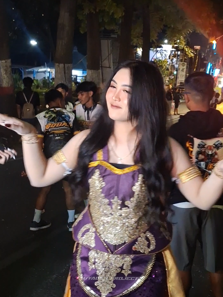 kudu goyang ae krungu lagu e 💃  #dancerkarnaval #soundviral #fyp #viralfyp #djviral @tiaara.jelitta 