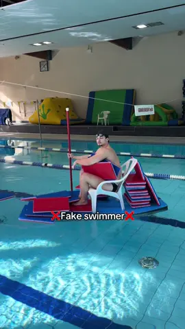 Fake swimmer 🛶 vs True swimmer 🏊‍♂️ Le fake swimmer : il va à la piscine pour bronzer, il reste sur son petit radeau, il « nage » 2 longueurs en brasse tête hors de l’eau et il dit qu’il est fatigué 😂 Le true swimmer : réveil avant tout le monde, l’odeur du chlore dans les cheveux H24, des séries jusqu’à ne plus sentir ses bras, et pourtant il sort de l’eau comme si de rien n’était 😮‍💨💧 Et toi, t’es plutôt team radeau ou team chrono ? Dis-le en commentaire 👇 (sois honnête 👀) Tague ton pote fake swimmer 😭#fyp #swim #lifeguard 