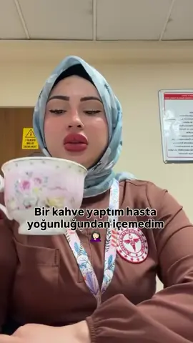 KAHVESİNİ İÇEMEMİŞ?! ♦️Devlet hastanesinde çalışan bir sekreter, mesai saatinde yoğunluktan dolayı kahvesini içemediği için kahırlanmış? Mesai saatinde telefon/sosyal medya yasak değil mi? Çay/kahve yasak değil mi? Milyonlar iş için kapılarda beklemiyor mu? #devlethastanesi #sağlıkbakanlığı #medyaradikal 