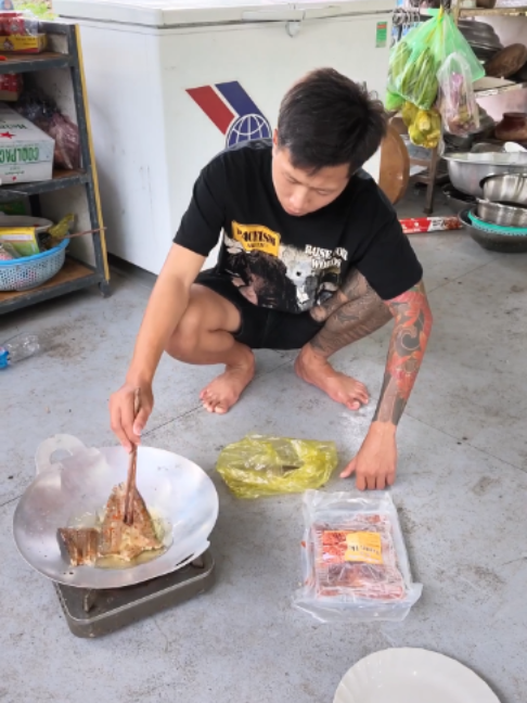 Cầm lên soi kỹ màu đỏ đặc trưng của khô cá