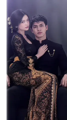 Tutorial foto prewedding pasangan aesthetic ini mudah banget! Pasang stiker kostum, penutup mata batik di foto kamu berdua.  #Godpic Tutorial edit foto AI kebaya couple mata tertutup yang lagi viral 💕✨ Tutorial membuat foto prewedding adat Jawa dengan AI, prompt AI foto kebaya tutup mata pria, prompt AI foto kebaya tutup mata cewek, prompt AI foto kebaya tutup mata couple, prompt AI adat Jawa tutup mata, tutorial edit foto prewed Jawa, prompt foto prewedding adat Jawa, cara edit foto AI prewedding, tutorial foto AI pasangan, prompt AI foto pasangan adat Jawa, trend foto prewedding mata ditutup, edit foto kebaya couple AI, prompt foto AI kebaya pengantin, tutorial edit foto pengantin Jawa, AI photo edit tutorial, photo prompts AI, AI photo editing tutorial, tutorial membuat foto prewedding elegan dengan AI, prompt AI foto kebaya modern, prompt foto prewedding modern baju putih biru, foto studio adat Jawa, makeup adat Jawa pengantin, foto prewed adat Jawa, classic wedding photo pose, wedding reception, kostum foto studio, tutorial edit foto AI sendiri, prompt AI foto sendiri, prompt AI foto pasangan, cara membuat foto kebaya bersama pasangan, edit foto prewedding viral 2026, AI photo effect, AI photo editing trend, tutorial prompt AI terbaru, cara menggunakan prompt AI untuk foto prewedding 📸💗  Lagi viral tren foto couple memakai kebaya adat Jawa dengan mata tertutup yang terlihat romantis dan elegan 🥰✨ Tren ini cocok banget buat kamu yang ingin membuat foto prewedding unik bersama pasangan tanpa harus melakukan pemotretan di studio. Dengan bantuan AI, kamu bisa mengedit foto menjadi potret pasangan berkebaya dengan sentuhan adat Jawa, pose klasik pengantin, makeup elegan, dan nuansa foto studio profesional 💕. Kamu juga bisa mencoba prompt AI foto kebaya tutup mata pria, prompt AI foto kebaya tutup mata cewek, hingga prompt AI foto kebaya tutup mata couple untuk menghasilkan foto yang lebih estetik.  Tutorial ini juga cocok buat kamu yang sedang mencari cara edit AI foto prewed Jawa, tutorial edit foto kebaya, prompt AI prewedding adat Jawa, atau cara membuat foto pasangan dengan AI. Bahkan, tren ini bisa dikreasikan untuk foto bersama idola K-pop seperti BTS, Taehyung, Jin, J-Hope, Namjoon, dan Haechan dengan konsep edit foto bergaya adat Jawa yang unik dan menarik 💖. Cocok juga untuk inspirasi fan edits, alternative universe, AU parallel universe, dan berbagai tren foto AI yang sedang populer.  Cukup siapkan foto yang ingin kamu edit, pilih template yang sesuai, lalu ikuti langkah-langkah tutorialnya sampai selesai. Kamu bisa membuat foto kebaya couple, foto prewedding adat Jawa, foto pengantin elegan, hingga AI photo edit dengan gaya yang berbeda hanya lewat HP 📱✨ Yuk, ikuti tutorialnya dan coba buat versi foto prewedding mata tertutup milikmu sendiri. Siapa tahu hasil editanmu ikut viral di TikTok! 🔥💑 #hypic #hypiccreator @hypic_global @HypicVietnam 