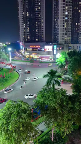 Phố vẫn lên đèn, người vẫn vội vã, còn mình chỉ muốn sống chậm lại một chút. 🌃✨#xh #xuhuong #nga6bacninh #băcninh 