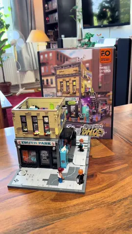 Über diesem @LUMIBRICKS Skate Shop versteckt sich eine richtig gemütliche Wohnung! 😳🛹 Graffiti, jede Menge Prints, integrierte Beleuchtung und sogar beim Bett gibt es eine ziemlich interessante Bautechnik. 👉 Den Lumibricks Skate Shop findet ihr über den Link in meiner Bio. #Klemmbausteine #Lumibricks #SkateShop #StreetFusion #BuildingBlocks WERBUNG | AFFILIATE-LINKS Die hier aufgeführten Links sind Affiliate-Links. Wenn du über einen solchen Link etwas kaufst, erhalte ich ggf. eine Provision. Für dich entstehen dadurch keine Mehrkosten. Die verlinkten Angebote stammen von Drittanbietern. Für Inhalte, Verfügbarkeit, Qualität oder das Verhalten der Verkäufer übernehme ich keine Verantwortung. Bitte informiere dich vor einem Kauf eigenständig. Vielen Dank fürs Zuschauen! 🙏🏻