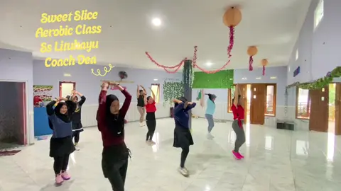 Senam bareng sama mereka dari kelas pemulalalala ( bisa di scrol ke bawah) sampai sekarang mereka bisa koreo middle, bahagianya luar biasa. Next kita harus naik kelas lagi yaa teman-teman, kalian sangat amat luar biasa 💕💕 #senam #aerobics #aerodance #tiktokviral #aerobicsemarang 
