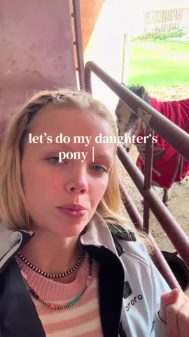 spoiled girl doesn’t have to help much with her pony right now😂 #BarrelRacer #BarrelRacingPony #PregnantMom #ororogear #ororoheatedjacket @ororo Heated Apparel 