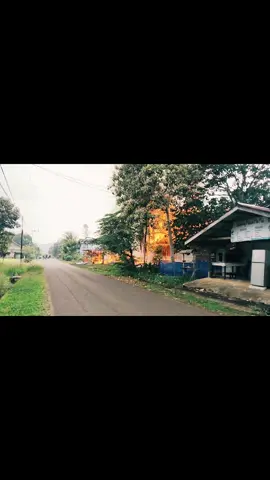 🔥 KEBakaran MELANDA KAMPUNG LINGGANG MELAPEH, DUA RUMAH TERDAMPAK LINGGANG MELAPEH, KUTAI BARAT — Peristiwa kebakaran terjadi di Kampung Linggang Melapeh, tepatnya di RT 02, pada Rabu, 28 Oktober 2026, sekitar pukul 08.21 WITA. Kebakaran tersebut mengakibatkan dua rumah terdampak. Kobaran api sempat membesar dan terlihat dari sekitar lokasi kejadian. Berdasarkan informasi yang diperoleh, api kini telah berhasil dipadamkan. Beruntung, dalam peristiwa ini tidak ada korban jiwa. Meski demikian, keluarga yang terdampak membutuhkan perhatian dan bantuan untuk menghadapi situasi pascakebakaran. OPEN DONASI UNTUK KELUARGA TERDAMPAK Sebagai bentuk kepedulian dan solidaritas terhadap sesama warga, dibuka kesempatan bagi masyarakat untuk memberikan bantuan kepada keluarga yang terdampak kebakaran. Bantuan dari masyarakat, baik berupa uang tunai, kebutuhan pokok, pakaian layak pakai, maupun bentuk bantuan lainnya, diharapkan dapat meringankan beban keluarga yang sedang mengalami musibah. Mari bersama-sama menunjukkan kepedulian dan semangat gotong royong untuk membantu saudara-saudara kita yang terdampak. Sekecil apa pun bantuan yang diberikan, sangat berarti bagi mereka yang membutuhkan. Semoga keluarga yang terdampak diberikan kekuatan dan ketabahan dalam menghadapi musibah ini. Informasi donasi: Masyarakat dapat menghubungi pihak keluarga atau panitia penggalangan bantuan setempat untuk mengetahui informasi penyaluran donasi. Catatan: Informasi mengenai p🔥 KEBakaran MELANDA KAMPUNG LINGGANG MELAPEH, DUA RUMAH TERDAMPAK LINGGANG MELAPEH, KUTAI BARAT — Peristiwa kebakaran terjadi di Kampung Linggang Melapeh, tepatnya di RT 02, pada Rabu, 28 Oktober 2026, sekitar pukul 08.21 WITA. Kebakaran tersebut mengakibatkan dua rumah terdampak. Kobaran api sempat membesar dan terlihat dari sekitar lokasi kejadian. Berdasarkan informasi yang diperoleh, api kini telah berhasil dipadamkan. Beruntung, dalam peristiwa ini tidak ada korban jiwa. Meski demikian, keluarga yang terdampak membutuhkan perhatian dan bantuan untuk menghadapi situasi pascakebakaran. OPEN DONASI UNTUK KELUARGA TERDAMPAK Sebagai bentuk kepedulian dan solidaritas terhadap sesama warga, dibuka kesempatan bagi masyarakat untuk memberikan bantuan kepada keluarga yang terdampak kebakaran. Bantuan dari masyarakat, baik berupa uang tunai, kebutuhan pokok, pakaian layak pakai, maupun bentuk bantuan lainnya, diharapkan dapat meringankan beban keluarga yang sedang mengalami musibah. Mari bersama-sama menunjukkan kepedulian dan semangat gotong royong untuk membantu saudara-saudara kita yang terdampak. Sekecil apa pun bantuan yang diberikan, sangat berarti bagi mereka yang membutuhkan. Semoga keluarga yang terdampak diberikan kekuatan dan ketabahan dalam menghadapi musibah ini. Informasi donasi: Masyarakat dapat menghubungi pihak keluarga atau panitia penggalangan bantuan setempat untuk mengetahui informasi penyaluran donasi. Catatan: Informasi mengenai penyebab kebakaran dan total kerugian masih belum tersedia. #KampungLinggangMelapeh #opendonasi #kebakaranrumah 