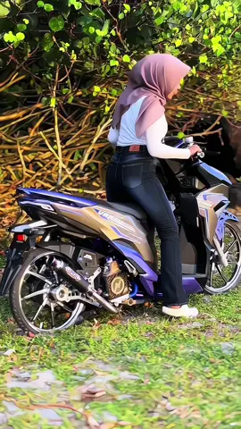 Bagaimana cara membuat foto motor style Jogja yang lagi viral? Kalau kamu sering lihat trend style Jogja dan ingin tahu cara edit foto motor jadi punya decal atau livery style Jogja, kamu bisa coba pakai AI. Cukup siapkan foto motor dan gunakan prompt style Jogja yang sesuai. Upload foto motor ke AI, lalu masukkan prompt untuk membuat style Jogja pada bagian bodi dan decal. Tunggu sampai selesai dan kamu bisa lihat hasil motor dengan tampilan baru ✨. Tutorial ini bisa langsung kamu coba, buat versi motor style Jogja kamu sendiri! #hypic #hypiccreator #Godpic #fyp @HypicVietnam 