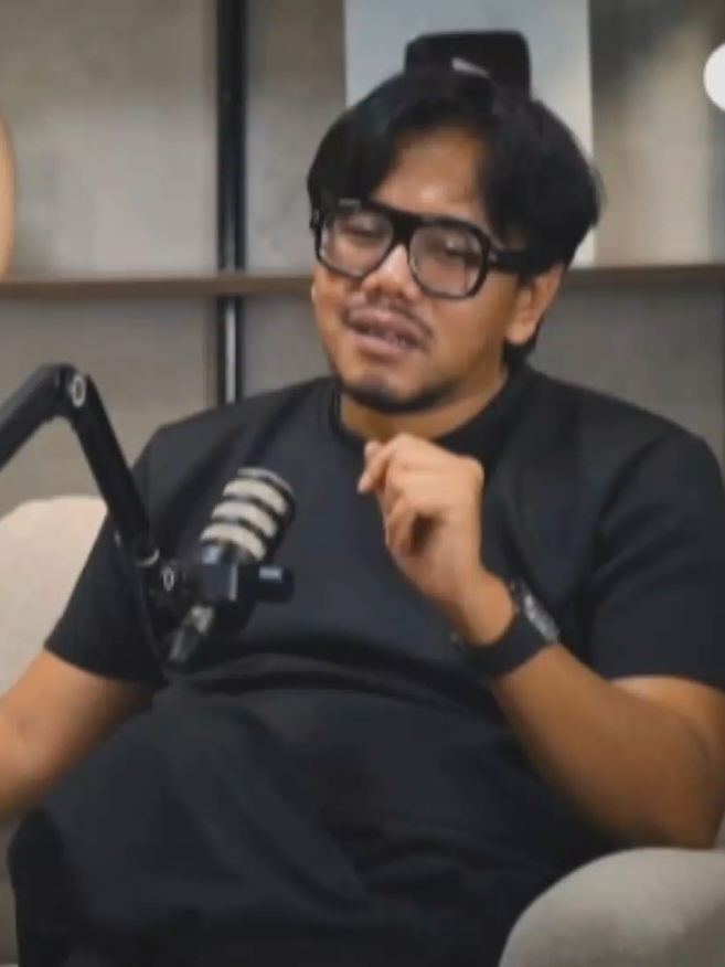 Berusaha sendiri dulu, biar orang lain tak ikut terbebani. Hidup memang saling bantu, tapi ada kalanya kita harus kuat untuk diri sendiri. @irwandiferry @weareparaswara @Cinta Laura Kiehl  #paraswara #weareparaswara #ceoparaswara #cintalaura #ceoprswr