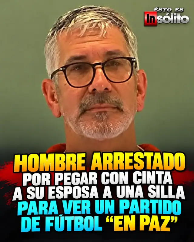🤣 Hay hombres que, cuando quieren ver el fútbol tranquilos, apagan el celular, cierran la puerta o se ponen audífonos… ¡Pero este señor aparentemente decidió llevar las cosas a OTRO NIVEL! 🤦‍♂️📺 📍 En Virginia, Estados Unidos, Terry Ward, de 64 años, fue arrestado después de que presuntamente amarrara a su esposa con cinta adhesiva a una silla en el sótano, mientras él se iba al piso de arriba a disfrutar de su partido de fútbol americano. 🏈😳 Según el reporte de Gridiron Heroics, la mujer declaró que estuvo inmovilizada hasta por 45 minutos. Cuando llegó la policía, los agentes encontraron marcas y restos de cinta adhesiva en ambos brazos. 🚔 Y por si faltaba algo, el hombre supuestamente reconoció que la había sujetado y dejado en el sótano. 🤦‍♂️ ⚖️ Ahora enfrenta cargos por secuestro, considerado delito grave, y agresión contra un familiar. Su próxima cita no será frente al televisor, sino ante un juez el 10 de noviembre. 👨‍⚖️ 😂 ¡Este compadre quería 90 minutos de tranquilidad y terminó metiéndose en un problemón legal! 🏈 Una cosa es pedir que no te molesten durante el partido… ¡Y otra muy distinta es convertir tu casa en una escena del crimen! 😭🤣 ⚠️ Aunque el caso parece sacado de una comedia absurda, se trata de una denuncia seria de violencia doméstica. Las acusaciones todavía no han sido probadas ante un tribunal. #EstoEsInsolito #NoticiasInsólitas #FutbolAmericano #Virginia #Viral 
