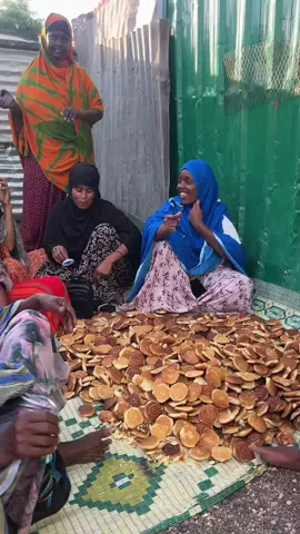 dhulka soo anigu malihi. Ninkii dhoof ku yimid bay geeridu dhibaysaa. Garab istaagi Mooyaale iyo Hudet. maamooyinka dagmada Baarey ee gobolka Afdheer oo garab istaag iyo dhiiragalinta wada.
