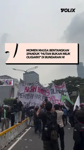 Selain spanduk ini, massa juga menyuarakan 
