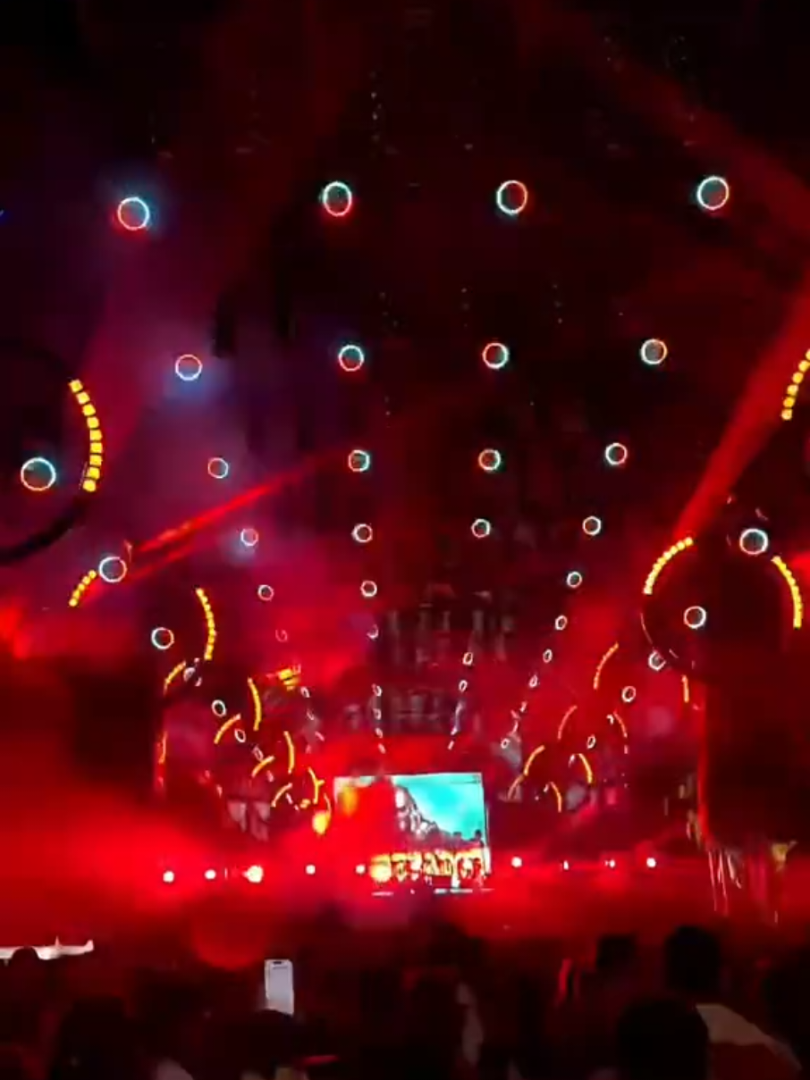 Beat vừa vào là muốn tăng âm lượng, điệp khúc vừa tới là muốn nghe thêm! ⚡ Ai đang nghe bằng cả đam mê thì để lại ❤️ và Follow Hùng Vy — cùng nhau đưa âm nhạc lan xa! 🌍 #hungvy #NgheLaMe #RemixVietNam #GiaiDieuCucCuon #LanToaAmNhac