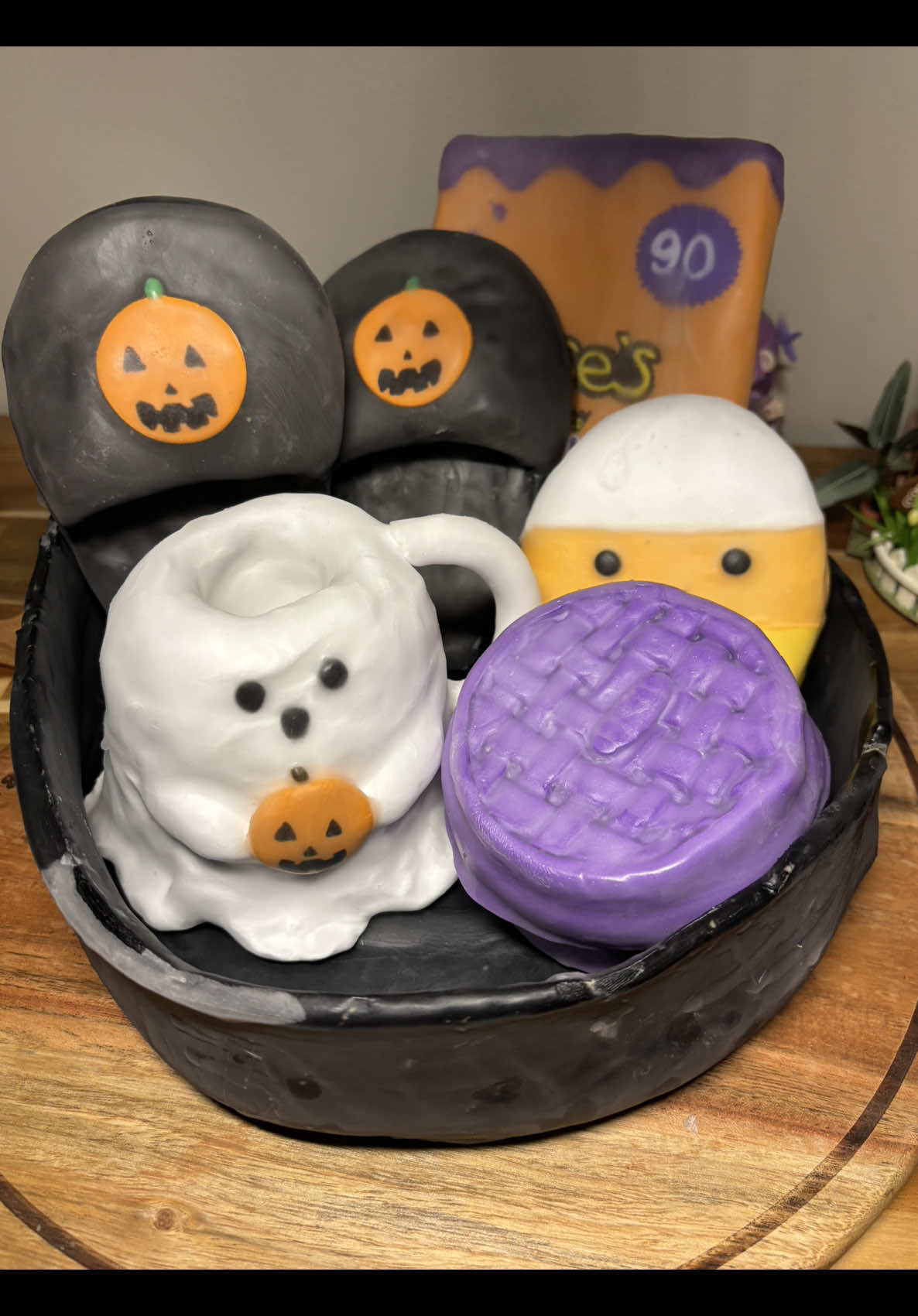 👻 Boo Basket 🧺  Unfortunately I did not receive a boo basket from my bf 🙄 so i had to be my own boo this year 🫶🏻 Here’s my very simple boo basket  #asmr #waxcracking #notapping #boobasket #myownboo 